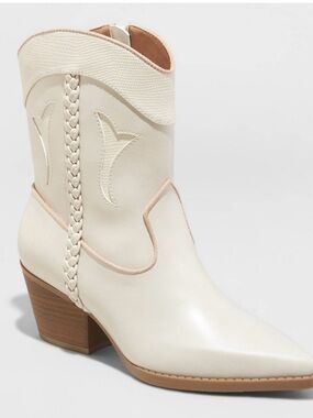 Universal Thread Shana cream ankle boots size 8